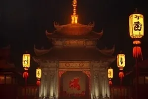 拾光客栈封面：客栈木招牌与四季庭院