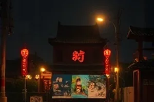 长夜车厢封面：末班车车厢内的暖色灯光