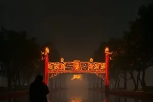 南岸来客封面：南岸堤坝与外来者背影